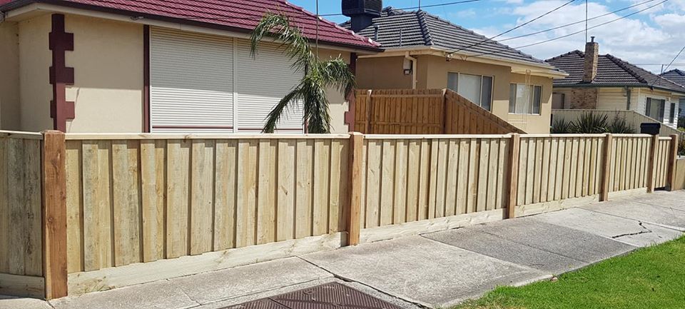 Paling fence installation